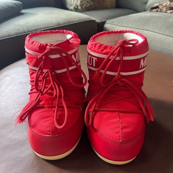 Moon Boots by Tecnica Size 7-8.5. Red. Great Condition! - Picture 3 of 6